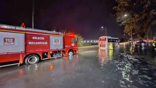 Bilecik Organize Sanayi Bölgesi'nde sağanak kabusu: İşçi servisi sular altında kaldı