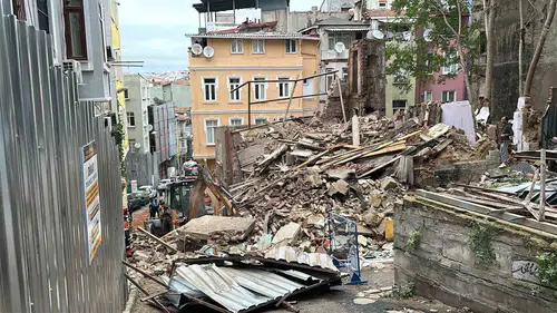 Beyoğlu'nda gece yarısı dehşeti: 5 katlı metruk bina büyük bir gürültüyle çöktü