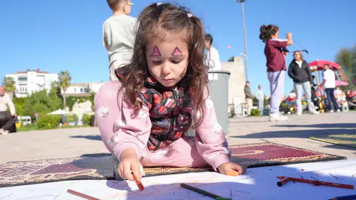 Sinoplu çocuklar Filistinli yaşıtları için fırçayı eline aldı