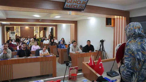 Mine İzgi Kâhta'daki gençlerle vizyon buluşmasında bir araya geldi