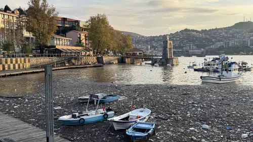 Zonguldak Limanı'nda sağanak sonrası plastik istilası