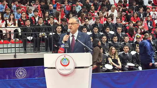 Yalova'da Cumhuriyet'in 103. yılı 90. Yıl Spor Salonu'nda coşkuyla kutlandı