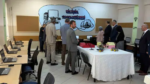Üniversiteli gençlerden liseli öğrencilere teknoloji desteği