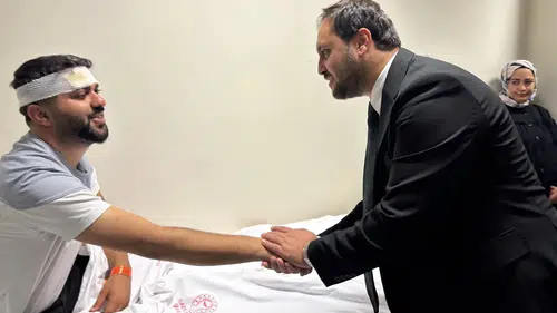 Palu Belediye Başkanı'nın konvoyunda kaza: Milletvekili Keleş yaralılara olay yerinde müdahale etti