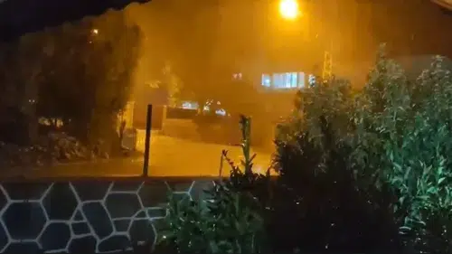 Hatay'da aniden bastıran ceviz büyüklüğünde dolu araçlara zarar verdi