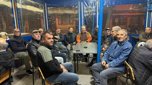 Gömeç'te zeytin hasadı mesaisi: MHP ilçe teşkilatı üreticinin taleplerini dinledi