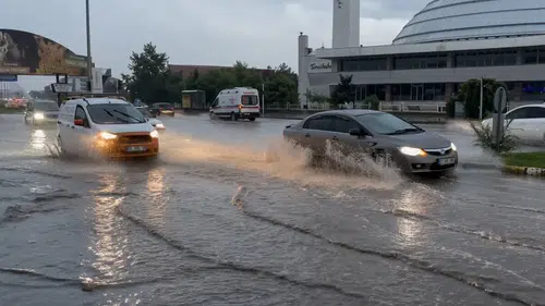 Erzincan'da sağanak sonrası gökyüzü şimşeklerle aydınlandı