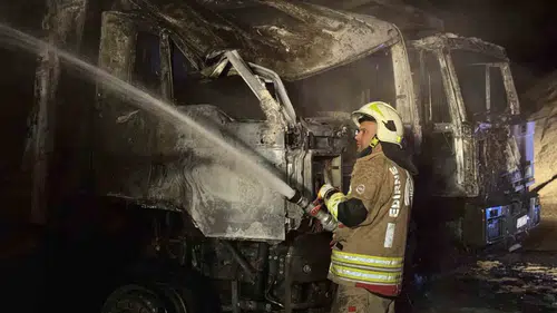 Kum ocağında park halindeki kamyonlar alevlere teslim oldu