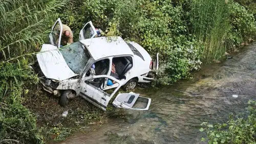 Antakya-İskenderun yolunda korkutan kaza: Dereye uçan araçtan 3 kişi sağ çıkarıldı