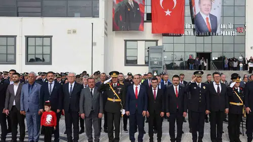 Iğdır'da Cumhuriyet coşkusu Atatürk Anıtı'ndaki törenle start aldı