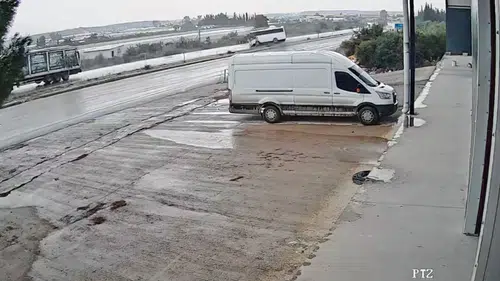 Antalya yolunda dehşet anları: Midibüsün devrildiği kazada facianın eşiğinden dönüldü