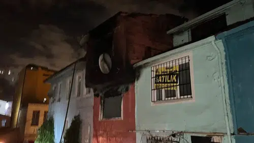 Fatih Ayvansaray'da gece yarısı korkutan yangın: İki katlı bina küle döndü