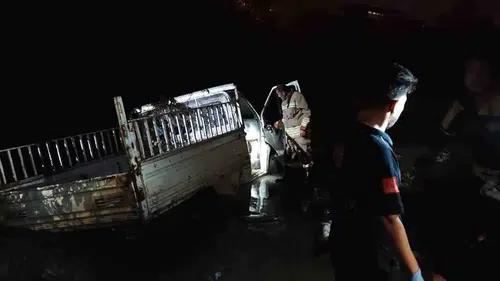Defne'de kontrolden çıkan kamyonet Asi Nehri'ne uçtu: 2 yaralı