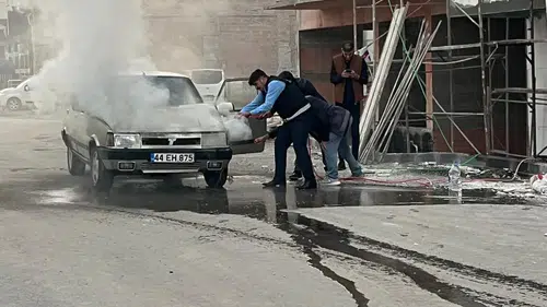 Pazar yerinde aniden alev alan araç zabıta ekiplerinin hızlı müdahalesiyle söndürüldü