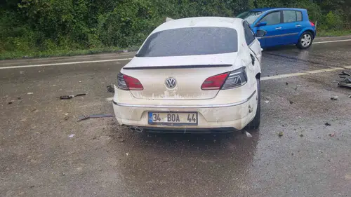 Çaycuma yolunda direksiyon hakimiyetini kaybeden sürücü bariyerlere çarptı