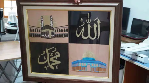 Rüyasında gördüğü manevi sembolleri 200 bin iğne darbesiyle kumaşa işledi