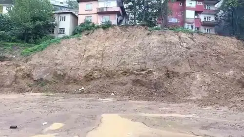 Zonguldak'ta sağanak yağış toprak kaymalarını tetikledi: Evler tahliye edildi