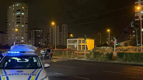 Kayseri'de tramvay hattında kaza: Yaya geçidini kullanan motosikletli yaralandı
