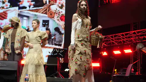 Niğde’nin tarımsal zenginliği podyumda: Atık çuvallar haute couture tasarımlara dönüştü