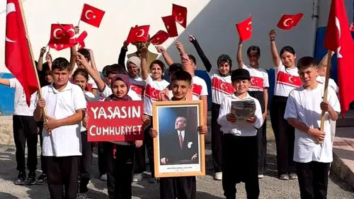 Feke’nin yüksek rakımlı köyünde Cumhuriyet coşkusu: Öğrencilerden anlamlı yürüyüş