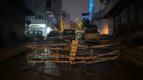 Gaziosmanpaşa'da sağanak yağış asfaltı çökertti: Sokak trafiğe kapatıldı