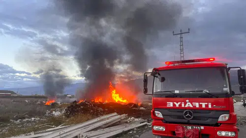Erzincan'da hurdalık yangını korkuttu: Şehir merkezinden dumanlar yükseldi