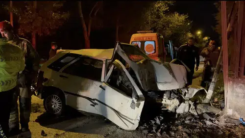 Bursa'da gece yarısı kaza: Arkadaşının otomobiliyle duvara çarptı