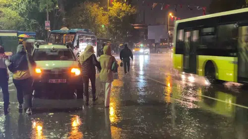 İstanbul'da sağanak ve fırtına hayatı felç etti: Kadıköy'de ulaşım durma noktasına geldi