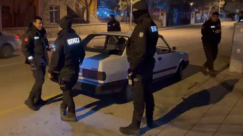 Aksaray Emniyeti'nden gece yarısı operasyonu: Araçlarda suç aletleri ele geçirildi