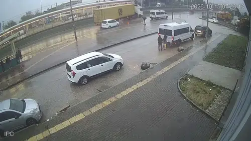 Bursa'da yağışlı havada tır dorsesi dehşeti: Kaza anı kamerada