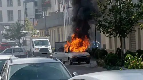 Onikişubat'ta park halindeki otomobil bir anda alevlere teslim oldu