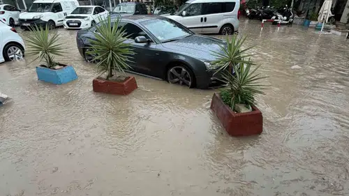 Çeşme'de aniden bastıran sağanak hayatı felç etti: Araçlar sulara gömüldü