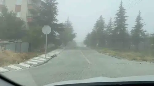 Sivrihisar'da sis ulaşımı kilitledi: Görüş mesafesi kritik seviyeye indi