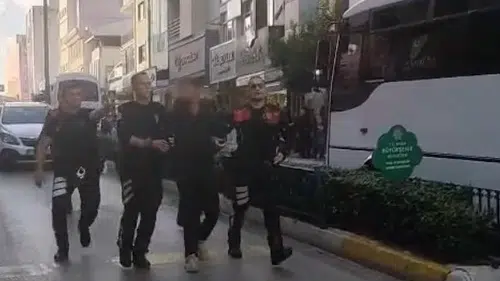 Boşandığı eşinin babasının iş yerine silahla gitti: Polis müdahalesiyle yakalandı
