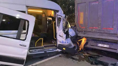 Arnavutköy'de sabah mesaisi kazayla başladı: Servis minibüsü kamyona çarptı