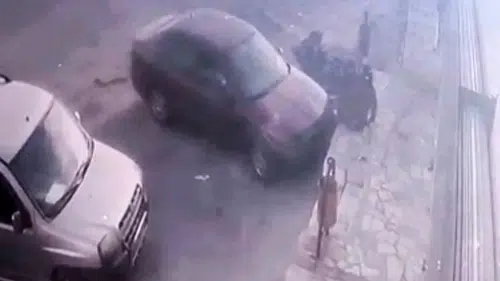 Park halinden çıkarken vites hatası yaptı: Kaldırımda oturan vatandaşa çarptı