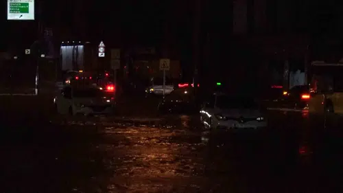 Sarıyer Ayazağa'da sağanak felaketi: Kemerburgaz Caddesi'nde araçlar mahsur kaldı