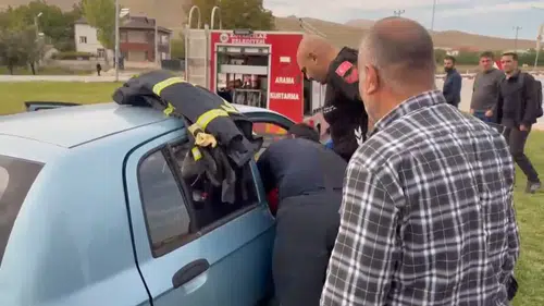 Elazığ-Tunceli karayolunda otomobil refüje çarptı: 2 kişi yaralandı