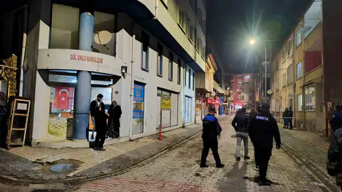 Afyonkarahisar'da fırın duvarındaki çatlaklar 4 katlı binayı tahliye ettirdi