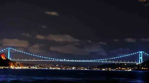 Fatih Sultan Mehmet Köprüsü 3 Ekim Türk Dünyası Günü için turkuaz renkle aydınlatıldı