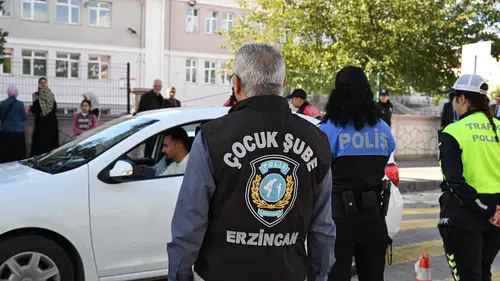 Erzincan'da okul çevrelerinde sıkı güvenlik denetimi: 72 kişi sorgulandı