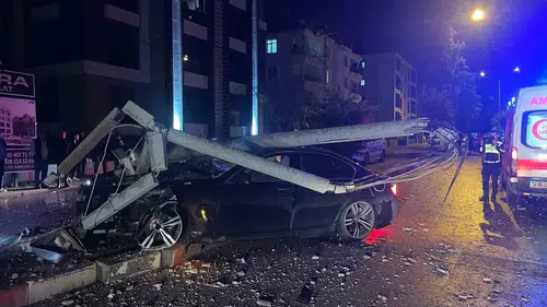 Karaman'da gece yarısı kaza: Aydınlatma direğini deviren otomobilde iki kişi yaralandı