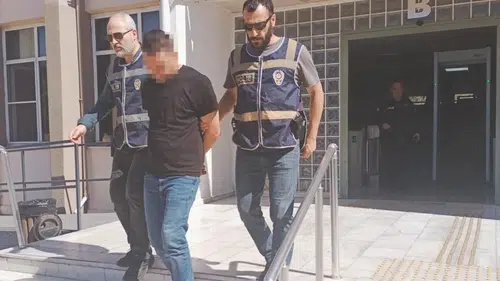 Uzaklaştırma kararına rağmen eve girdi, eşinin boğazını sıkarken yakalandı