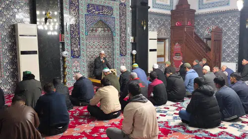 Sivrihisar'da sabah namazı buluşması: Gençler ve ilçe sakinleri aynı sofrada buluştu