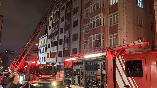 Küçükçekmece'de kentsel dönüşüm bekleyen boş binanın çatısı alevlere teslim oldu