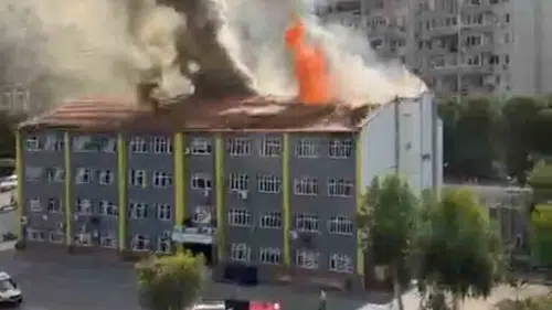 Karabağlar'da okul çatısında çıkan yangın paniğe neden oldu