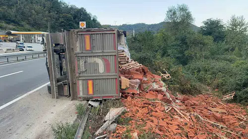 D-650 kara yolunda tuğla yüklü tır devrildi: Sürücü kazadan kendi çabasıyla kurtuldu
