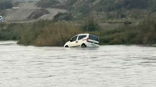 Kelkit Çayı'nda balık keyfi kabusa döndü: Yükselen sular otomobili yuttu