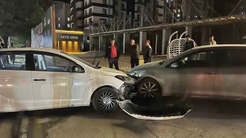 Niğde'de direksiyon hakimiyeti kayboldu: Otomobil önce direğe sonra park halindeki araca çarptı