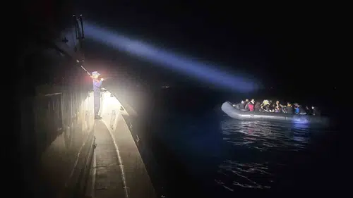 Didim açıklarında lastik botla umuda yolculuğa çıkan 40 kişi yakalandı